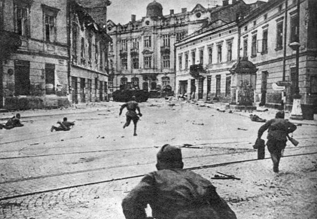 Soviet soldiers Lviv 1944