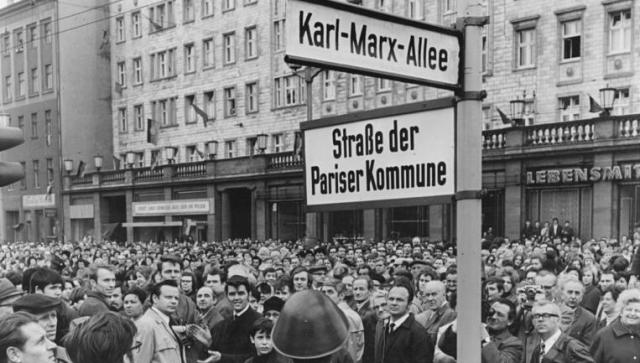 Bundesarchiv_Bild_183-K0408-0301-001,_Berlin,_Namensgebung_Straße_der_Pariser_Kommune 1971