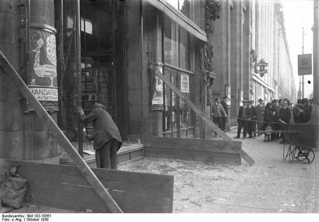Berlin, Demolierte Schaufenster bei Wertheim